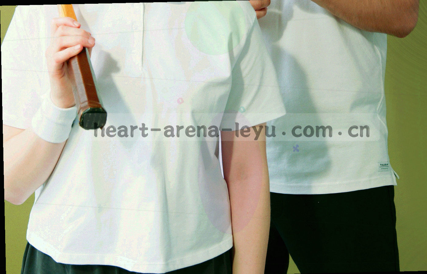 黄昏球场边线低角度特写，草皮与灯光形成斜切光带